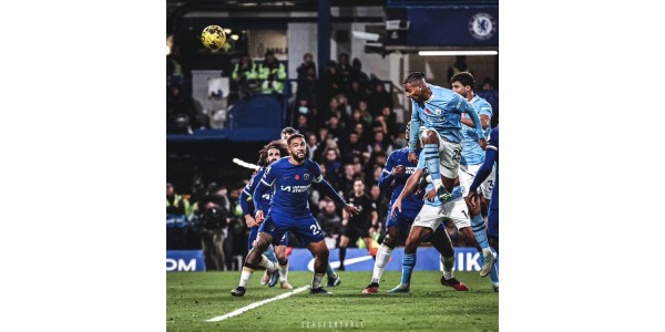 Chelsea og Manchester City kæmpede indædt 4-4, fodboldens charme blev til fulde demonstreret